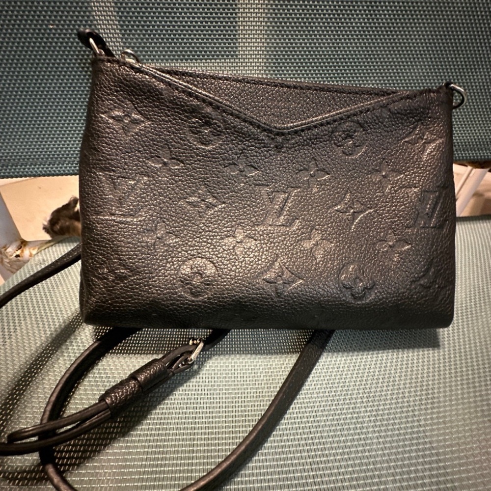 🔥🔥Louis Vuitton Black crossbody🔥🔥 can not be purchased for employees only